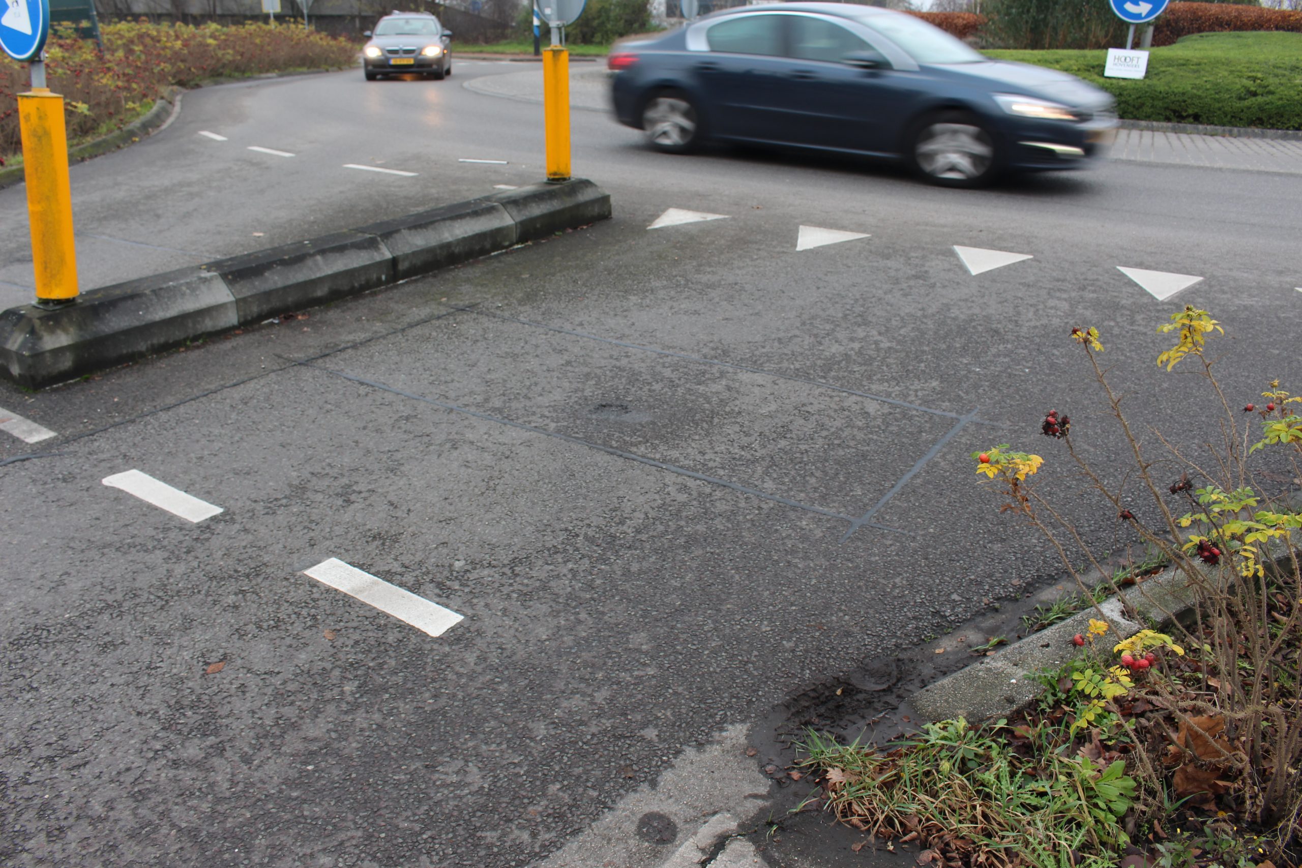 lussen in het wegdek voor een rotonde