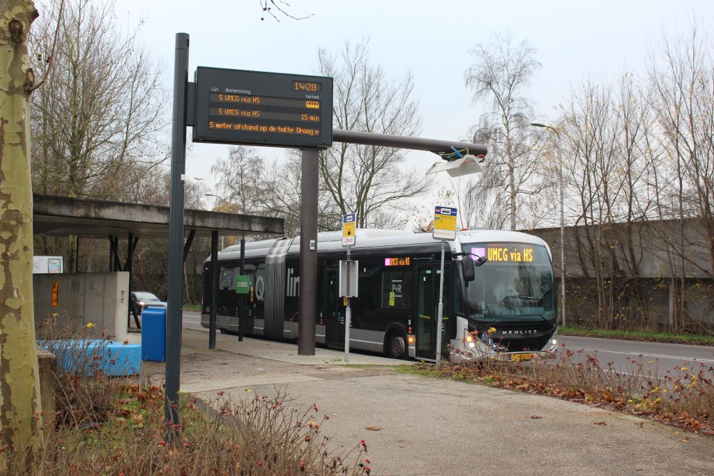 Digitaal informatiebord met bustijden lijn 5 richting UMCG