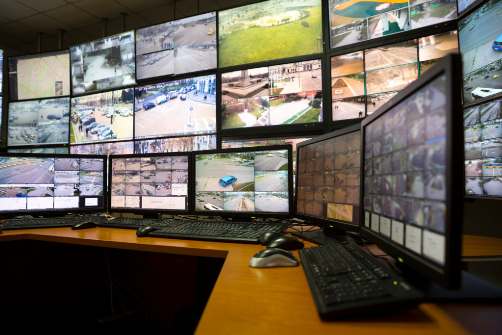 Computerschermen met camerabeelden van verkeerssituatie gemeente Zaanstad